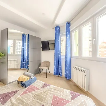 Apartamento Lujo Proyector, Maquina Arcade, Wifi Y Patinetes Oviedo